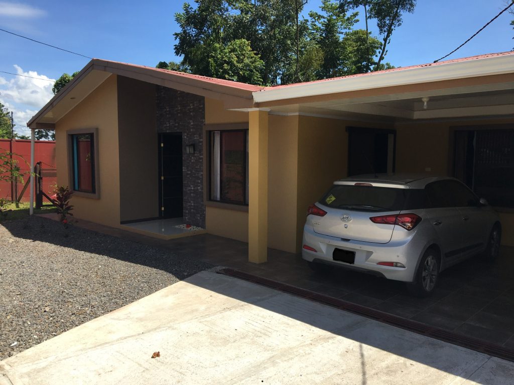 Se vende casa en Guápiles cerca de la ruta 32